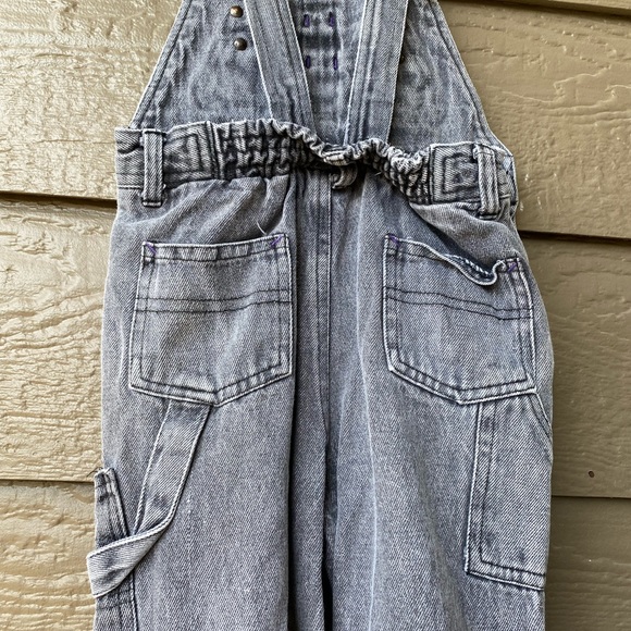 ADORABLE 90S KIDS ACID WASH DENIM OVERALLS WITH CARGO POCKETS - Picture 10 of 16